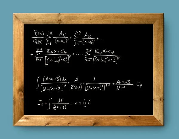 Tablero negro pizarra difícil fórmula matemáticas — Foto de Stock