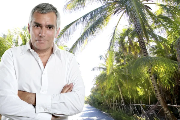 Karibiska turist senior mannen skjorta palm träd djungel — Stockfoto
