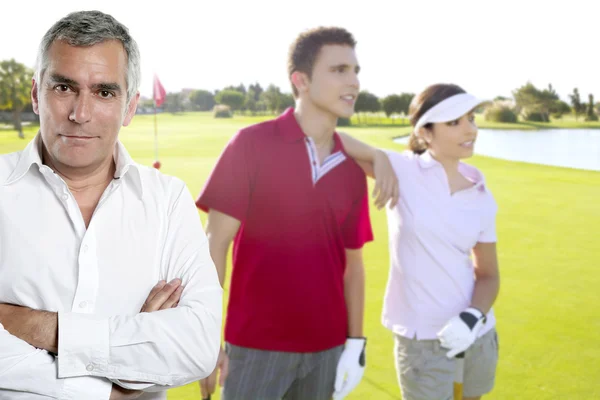 Golf senior golfspeler man portret in groene couse buiten — Stockfoto
