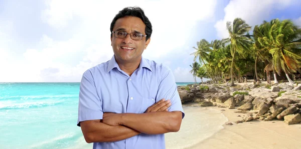 Indiska latin turist man porträtt tropical caribbean beach — Stockfoto