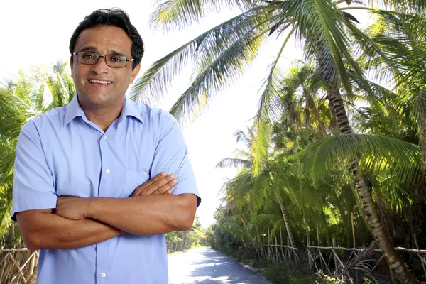 Indiase Latijns-toeristische man in tropische palm tree Caribisch gebied — Stockfoto