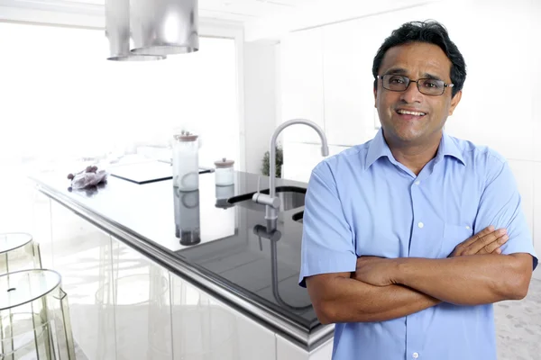 Indické Latinské muž interiéru moderní kuchyň bílá — Stock fotografie