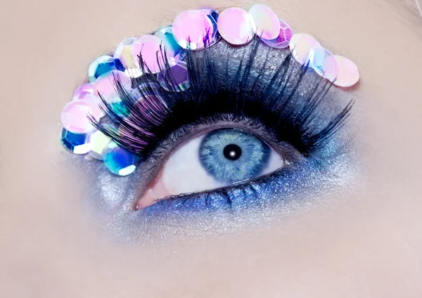 Ojo azul macro primer plano maquillaje lentejuelas colorido —  Fotos de Stock