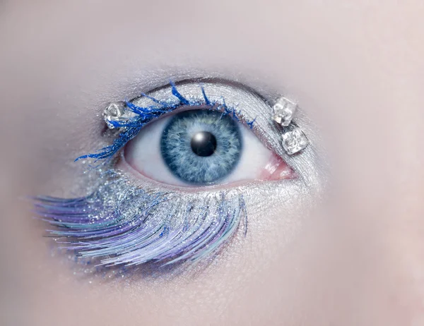 Ojo azul macro primer plano invierno maquillaje joyas diamantes — Foto de Stock