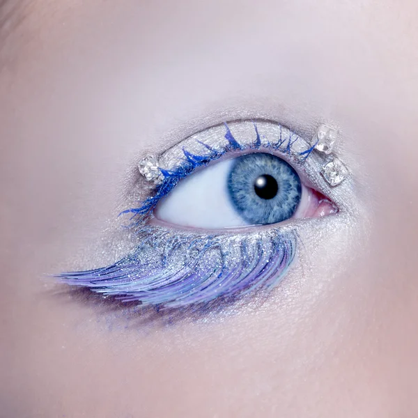 Ojo azul macro primer plano invierno maquillaje joyas diamantes — Foto de Stock