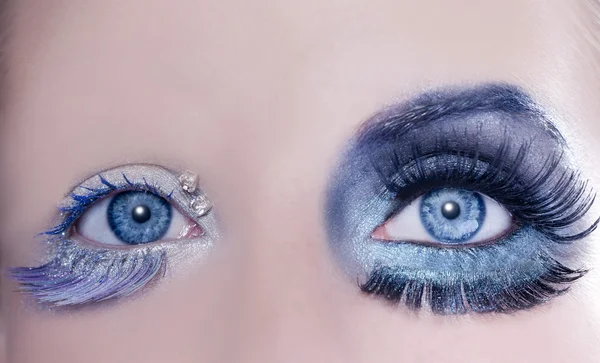 Olhos azuis assimétricos maquiagem macro closeup prata — Fotografia de Stock