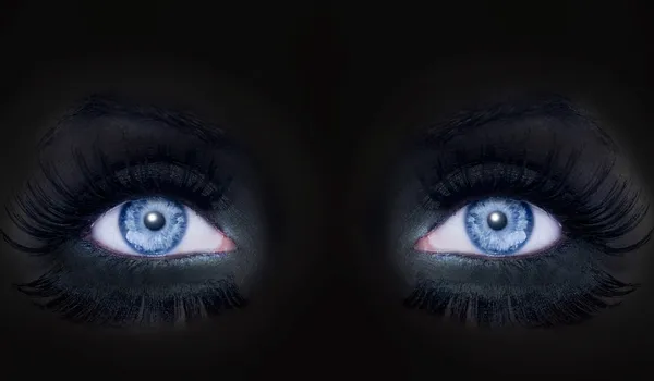 Голубые глаза темные лица макияж черный пантера женщина — стоковое фото