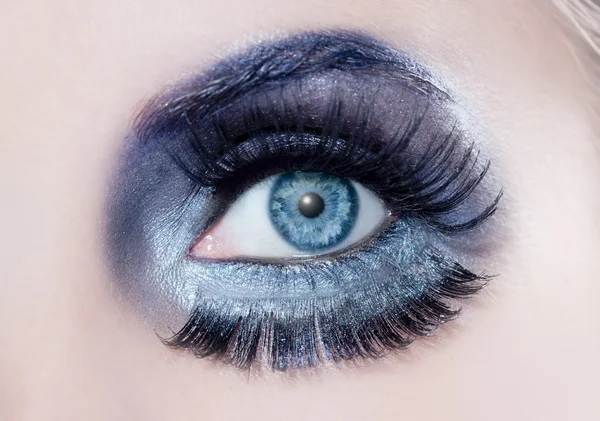 Ojo azul maquillaje de moda primer plano macro invierno negro — Foto de Stock