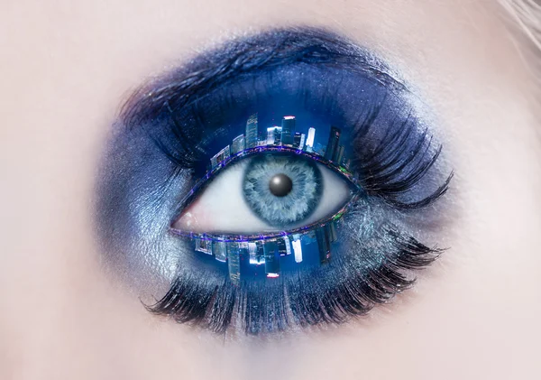 Modré oční make-up makro noční městské panorama víčka — Stock fotografie