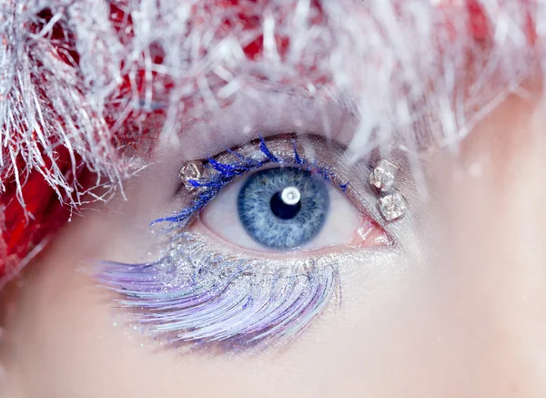 Navidad concepto ojo maquillaje invierno rojo plata macro — Foto de Stock