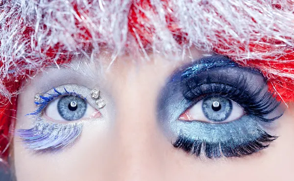 Noel kavramı göz makyajı kırmızı kış gümüş makro — Stok fotoğraf