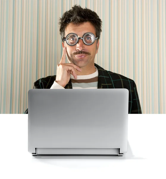 Blbeček zamyšlený člověk brýle hloupým výrazem laptop — Stock fotografie