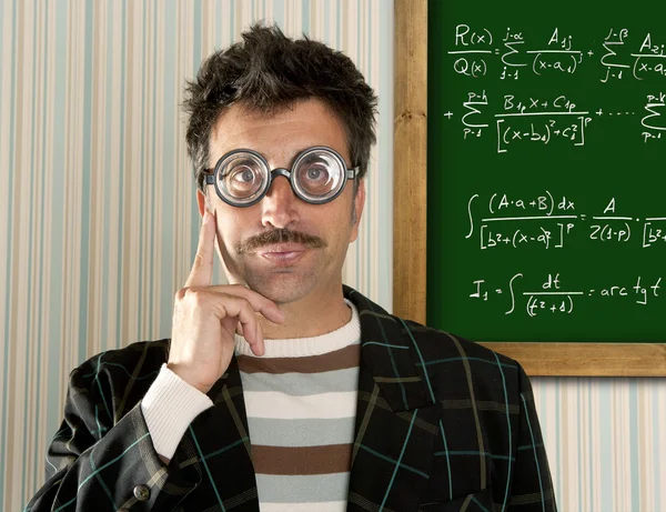 Dahi nerd gözlük aptal adam tahta matematik formülü — Stok fotoğraf