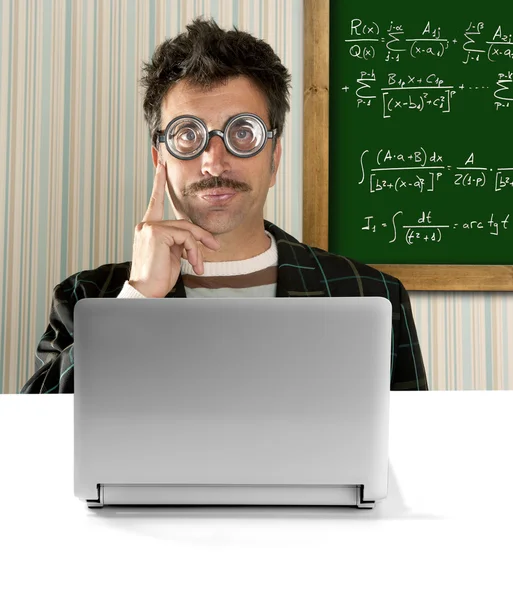 Dahi nerd gözlük aptal adam tahta matematik formülü — Stok fotoğraf