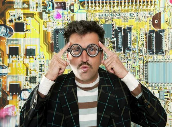 Ιδιοφυΐα nerd Ηλεκτρονικός Μηχανικός τεχνολογίας άνθρωπος σκέφτεται — Φωτογραφία Αρχείου