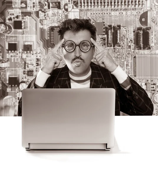 Geniální nerd Elektronik tech muž myšlení — Stock fotografie