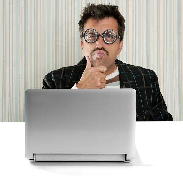 Blbeček zamyšlený člověk brýle hloupým výrazem laptop — Stock fotografie