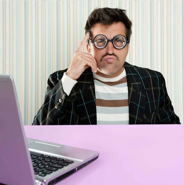 Nerd homem pensativo óculos expressão boba laptop — Fotografia de Stock