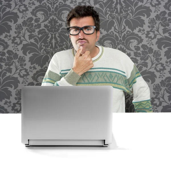 Nerd homem pensativo óculos expressão boba laptop — Fotografia de Stock