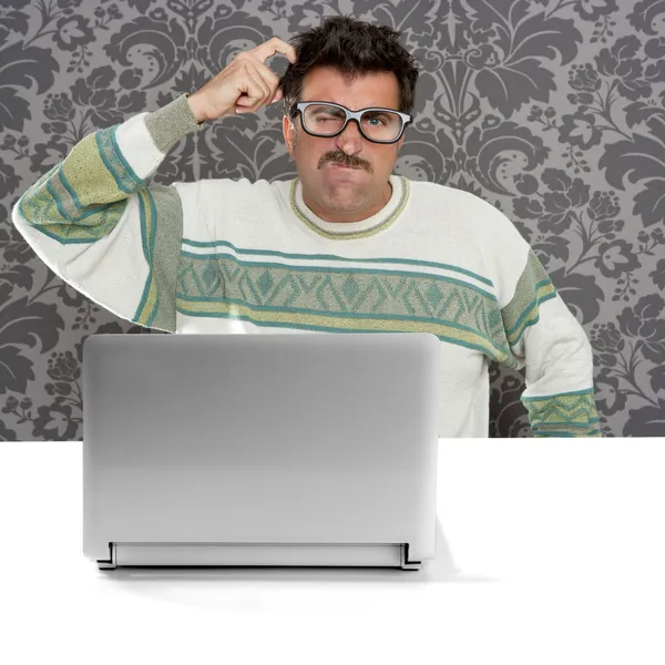 Inek dalgın adam gözlük aptalca ifade laptop — Stok fotoğraf