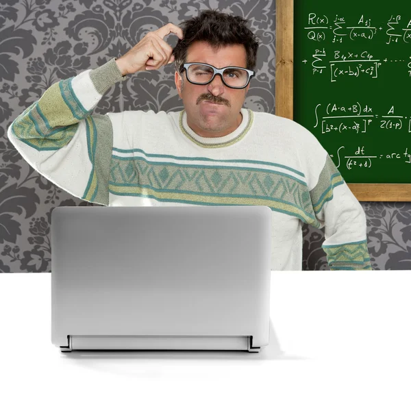 Genius nerd occhiali stupidi pensiero gesto — Foto Stock