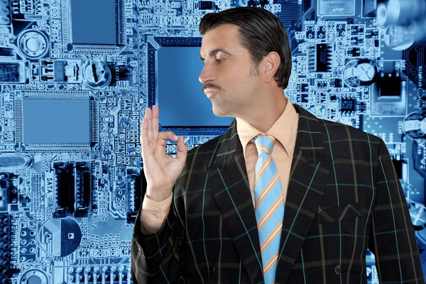 Geek Üzletkötő ember rendben gesztus elektronikai üzlet — Stock Fotó
