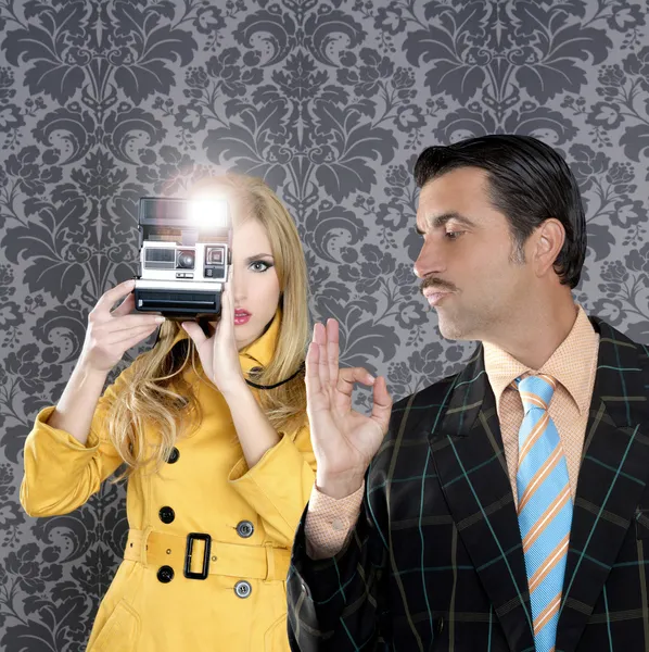 Geek Schnurrbart Mann Reporter Mode Mädchen Fotoshooting — Stockfoto