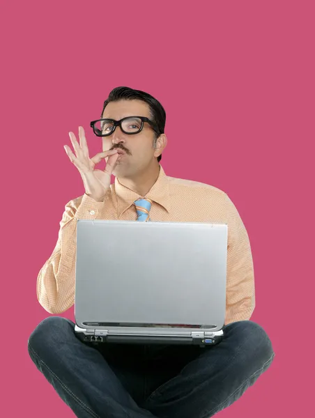 Geek adam oturup dizüstü bilgisayar ok olumlu hareketi — Stok fotoğraf