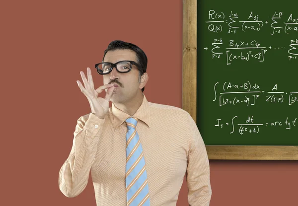 天才的书呆子眼镜无聊男子板数学公式 — 图库照片