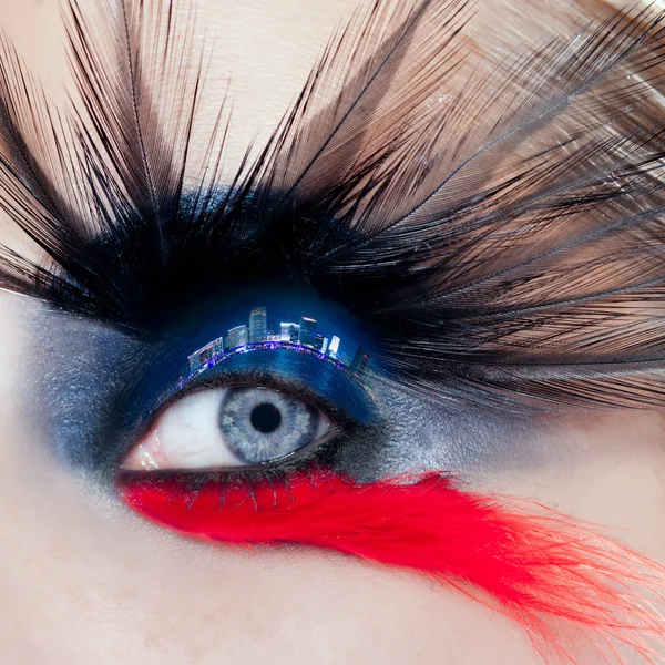 Preto pássaro mulher olho maquiagem macro noite cidade pálpebra — Fotografia de Stock