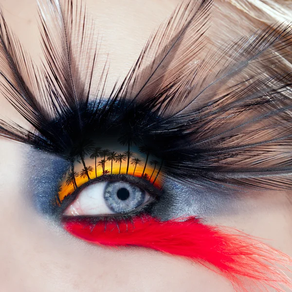 Black bird woman eye makeup macro palm tree beach — Stock Photo, Image