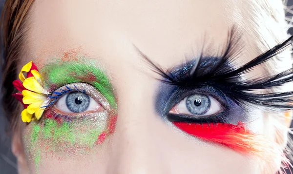 Asimetrik fantezi gözler makyaj bahar siyah kuş — Stok fotoğraf