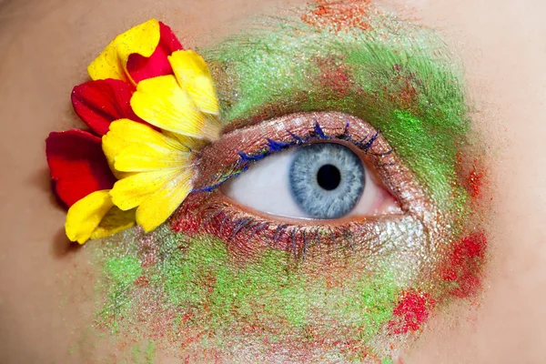 Mavi kadın göz makyajı bahar çiçekleri metafor — Stok fotoğraf