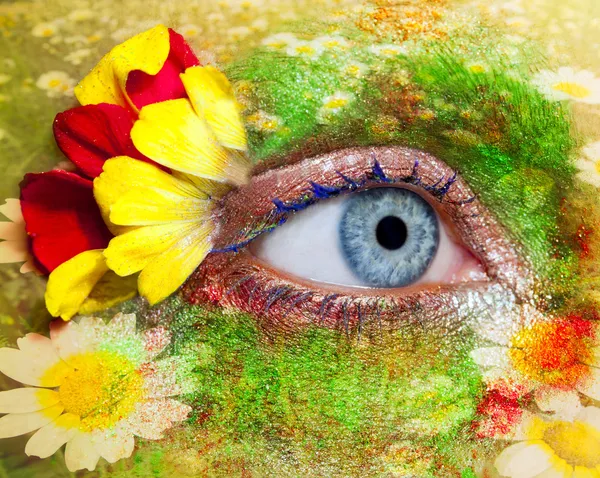 蓝色的女人眼睛化妆春天鲜花隐喻 — 图库照片