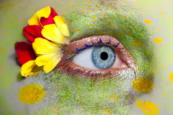 Blauw vrouw oog make-up voorjaar bloemen metafoor — Stockfoto