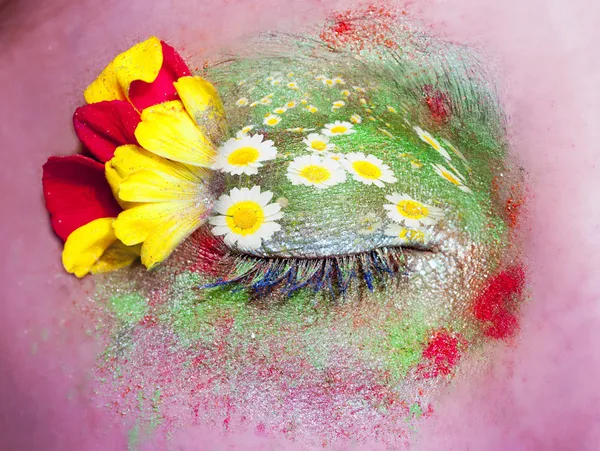 Mujer azul ojo maquillaje primavera flores metáfora — Foto de Stock
