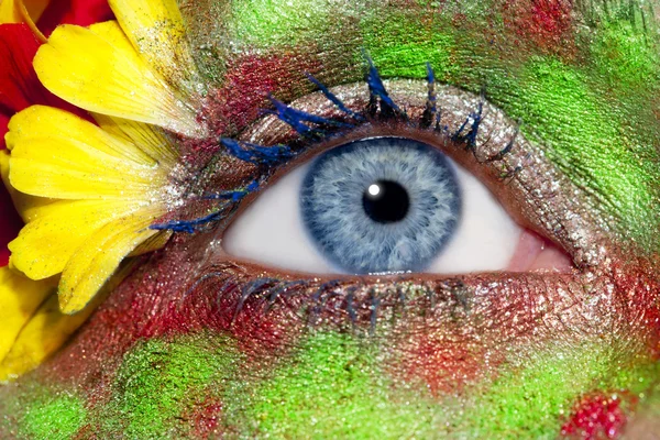 Blå kvinna eye makeup våren blommor metafor — Stockfoto