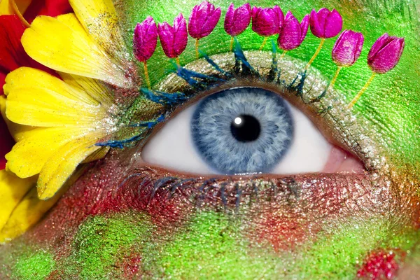 Mujer azul ojo maquillaje primavera flores metáfora —  Fotos de Stock