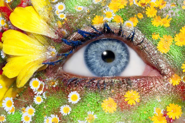 Mujer azul ojo maquillaje primavera flores metáfora — Foto de Stock