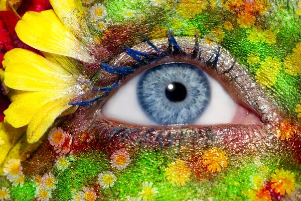 Blauw vrouw oog make-up voorjaar bloemen metafoor — Stockfoto
