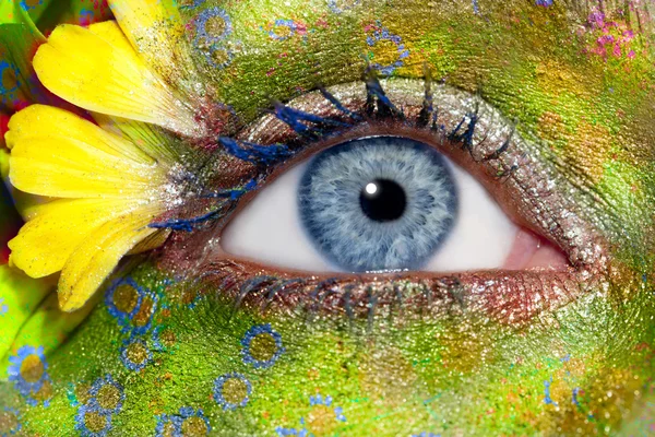 Mavi kadın göz makyajı bahar çiçekleri metafor — Stok fotoğraf