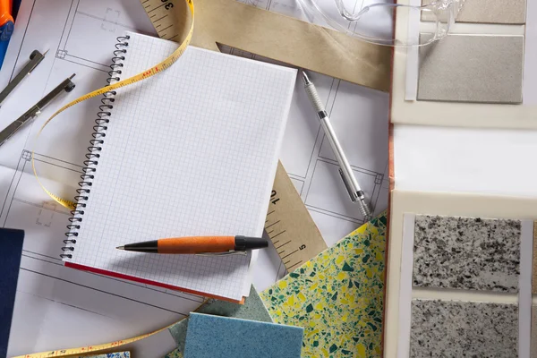 Arkitekt skrivbord designer arbetsplatsen spiral notebook — Stockfoto