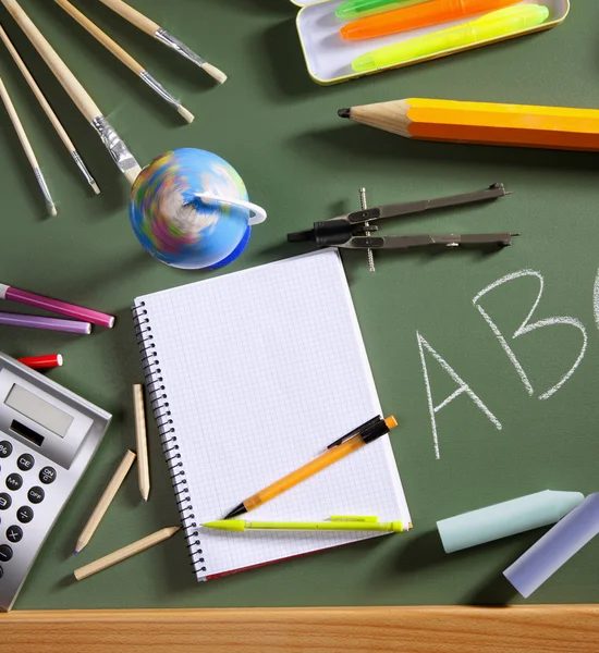 ABC kuratorium zielona tablica z powrotem do szkoły — Zdjęcie stockowe