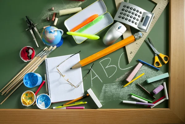 ABC escola quadro-negro placa verde de volta à escola — Fotografia de Stock