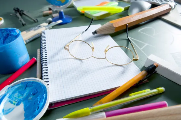 Powrót do szkoły jeszcze na tablicy okulary ołówek lakier — Zdjęcie stockowe