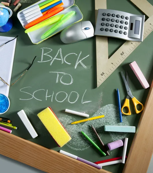 Voltar para a escola escrita quadro-negro verde — Fotografia de Stock