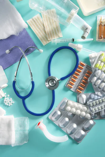 Blister medycznych pigułki farmaceutyczne rzeczy stetoskop — Zdjęcie stockowe