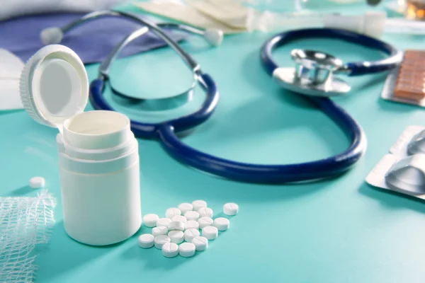 Блістерні медичні таблетки фармацевтичні речі стетоскоп — стокове фото