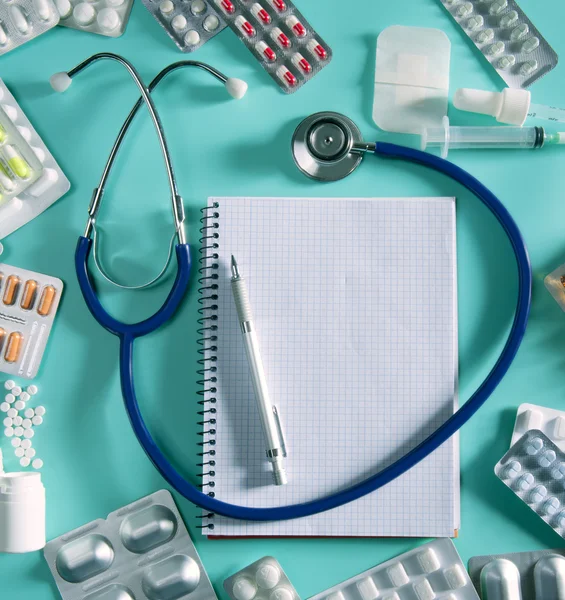Doktor stůl pracoviště stetoskop spirála notebook — Stock fotografie