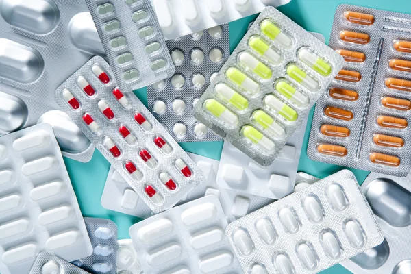 Buborékfólia orvosi tabletták háttér zöld asztal — Stock Fotó